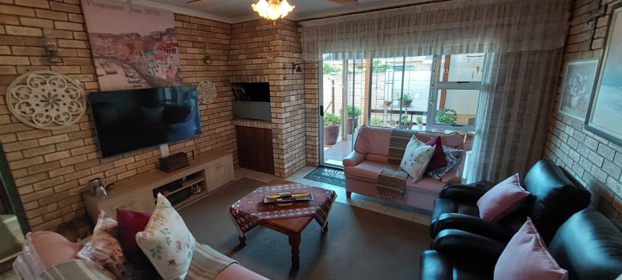 5 Bedroom Property for Sale in Wavecrest Eastern Cape